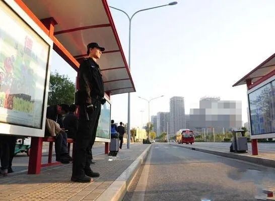 举重冠军过头蹲怎么练_举重蹲举_举重后蹲世界纪录
