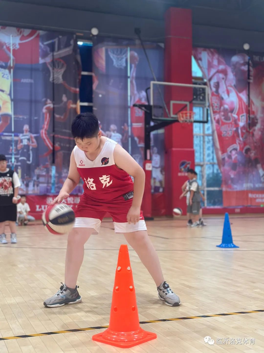 篮球新手怎么练_篮球初学者如何训练_新手如何零基础练篮球技巧