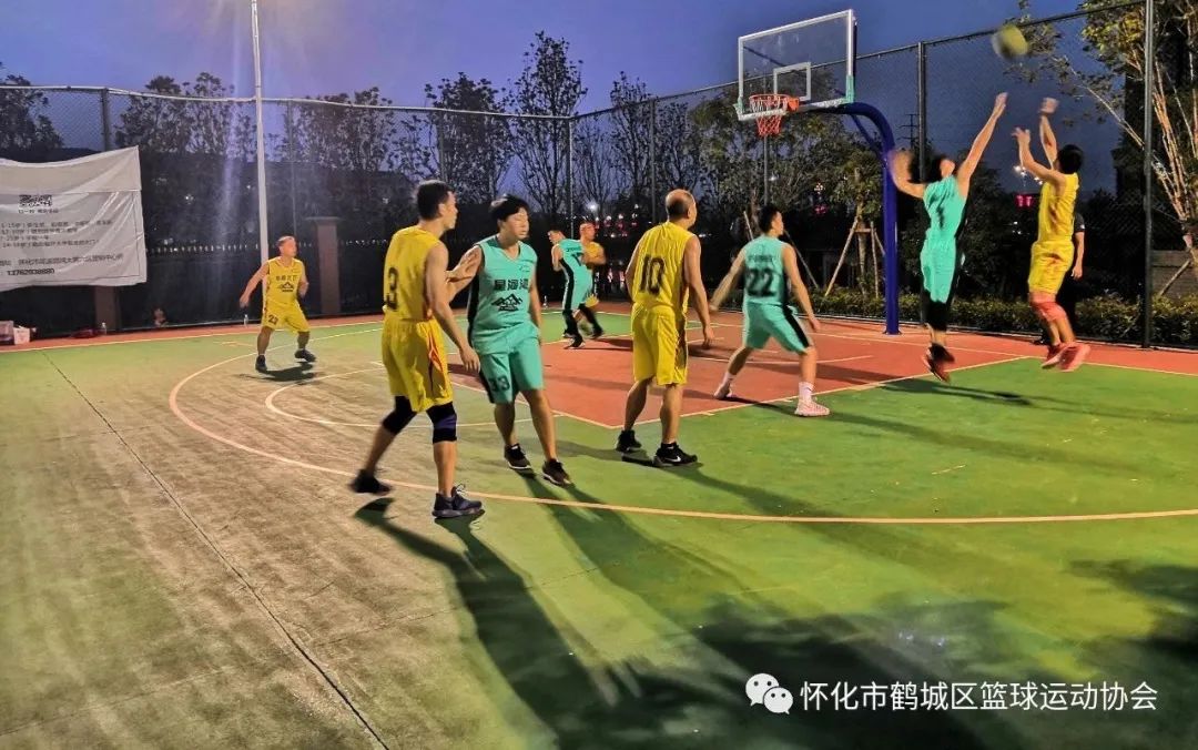 篮球裁判暂停手势是指哪一边_篮球裁判暂停后应在哪里发球_篮球裁判暂停判定规则是什么