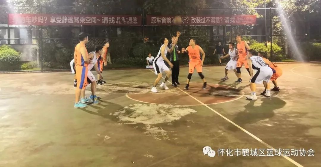篮球裁判暂停判定规则是什么_篮球裁判暂停后应在哪里发球_篮球裁判暂停手势是指哪一边