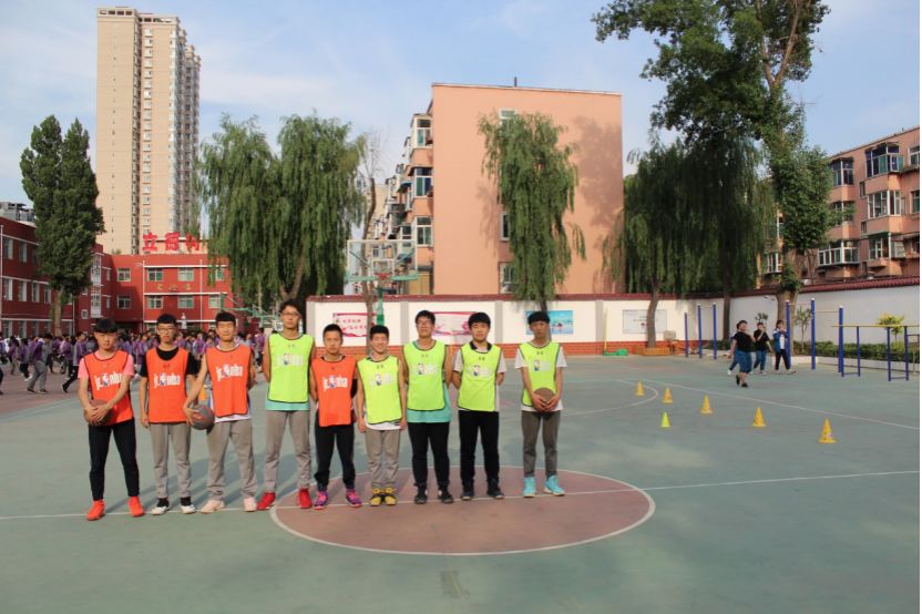 篮球技术教学一般分为三步_三年级学生篮球技巧有哪些_三年级篮球教学