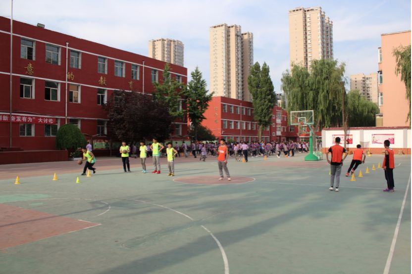 篮球技术教学一般分为三步_三年级学生篮球技巧有哪些_三年级篮球教学