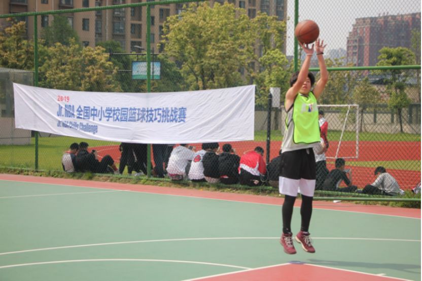篮球技术教学一般分为三步_三年级篮球教学_三年级学生篮球技巧有哪些