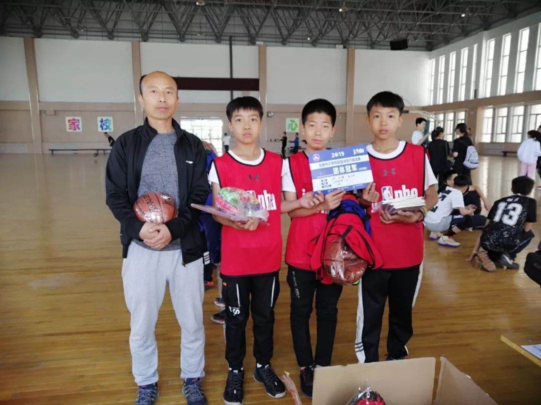 三年级篮球教学_三年级学生篮球技巧有哪些_篮球技术教学一般分为三步