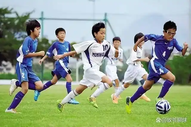 踢足球小学生_小学生踢足球游戏规则_深圳小学生踢足球比赛规则