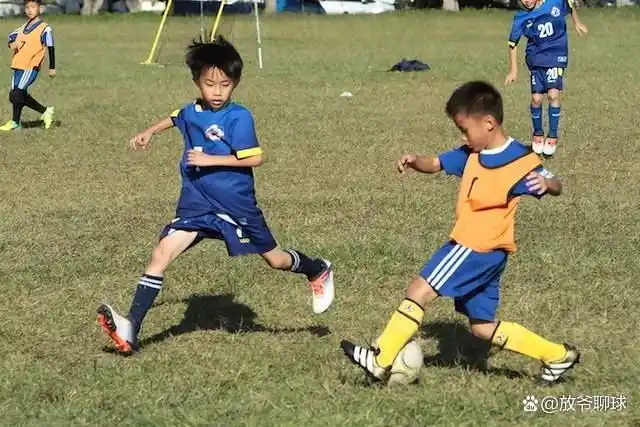小学生踢足球游戏规则_踢足球小学生_深圳小学生踢足球比赛规则